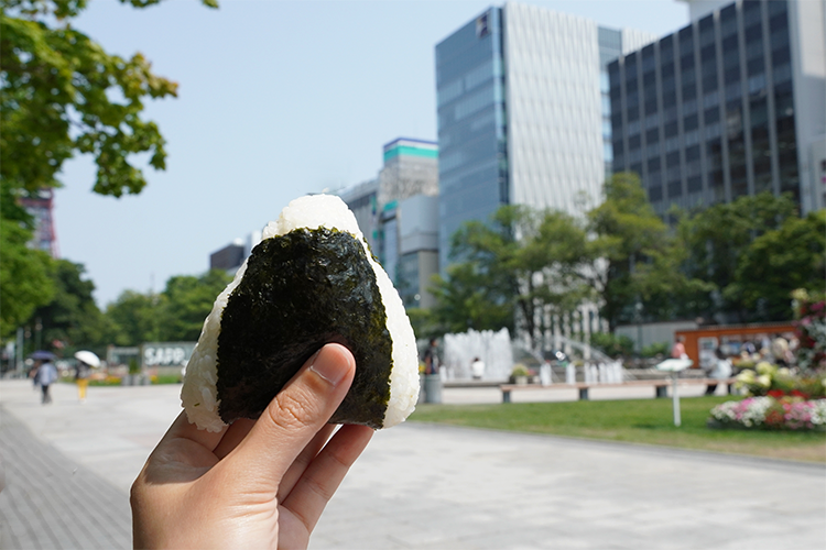 가게를 나중에 지상에 나오면, 거리의 심볼 「오도리 공원」이. 날씨가 좋은 날에는 테이크 아웃을 해, 개방적인 장소에서 맛보는 것도 추천