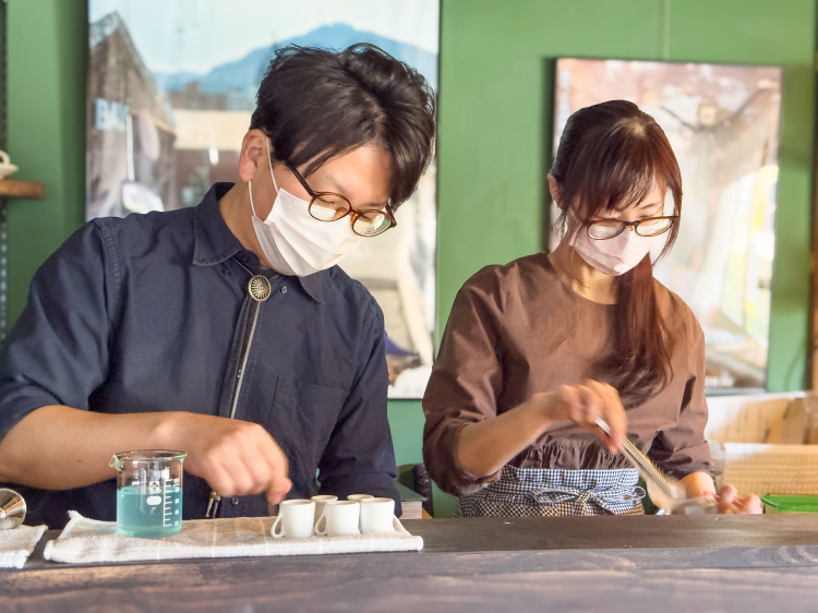 와토 씨 (오른쪽)와 가게를 돕는 남편 씨 (왼쪽)가 친절하고 음료를 마무리합니다.