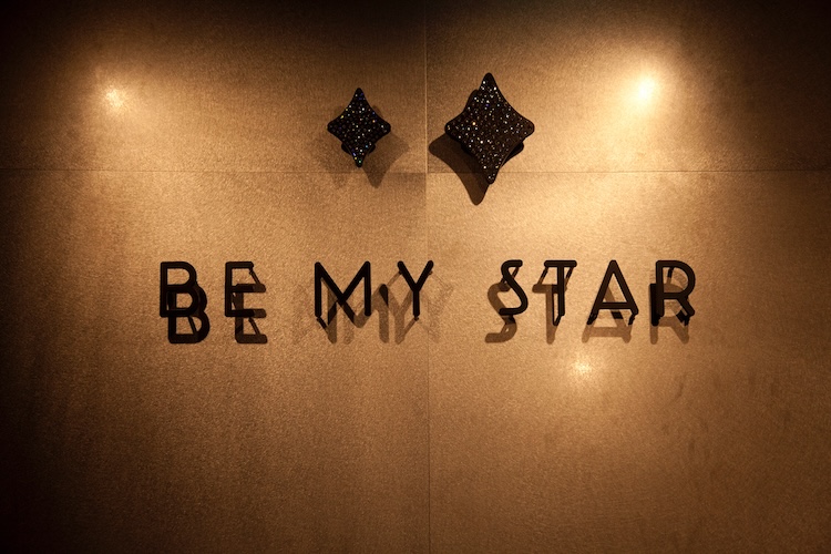 레스토랑 내에 장식되어 있는 「BE MY STAR」의 문자