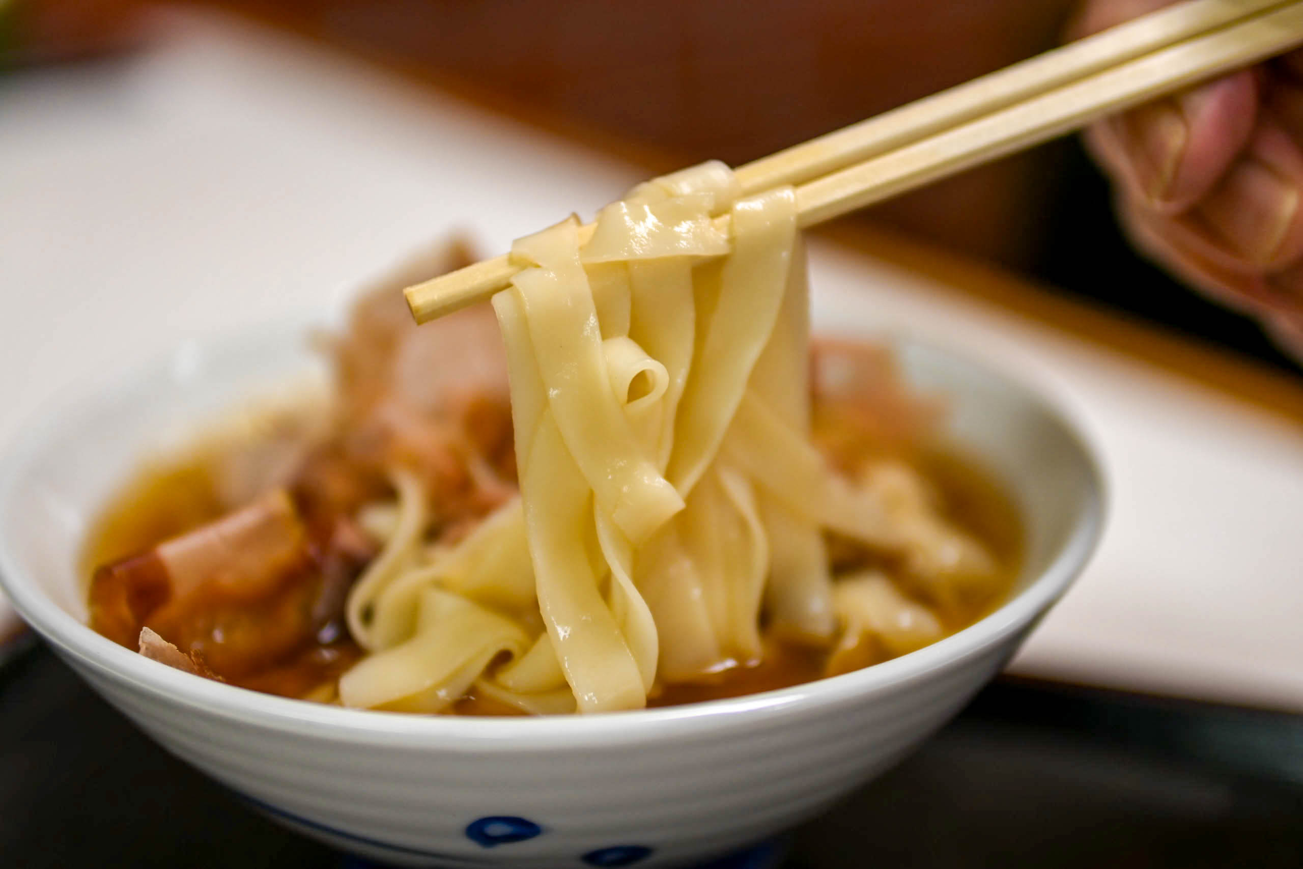 150년의 역사를 자아내는 교토의 노포 「사라시나 본점」에서 만나는 상냥한 한잔