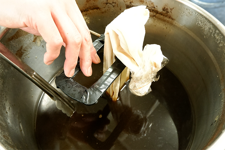 生地を媒染液に浸すことで色の定着を助ける役割を果たす。 また、媒染剤として用いる金属の種類を変えることで、さまざまな色味を実現することができる