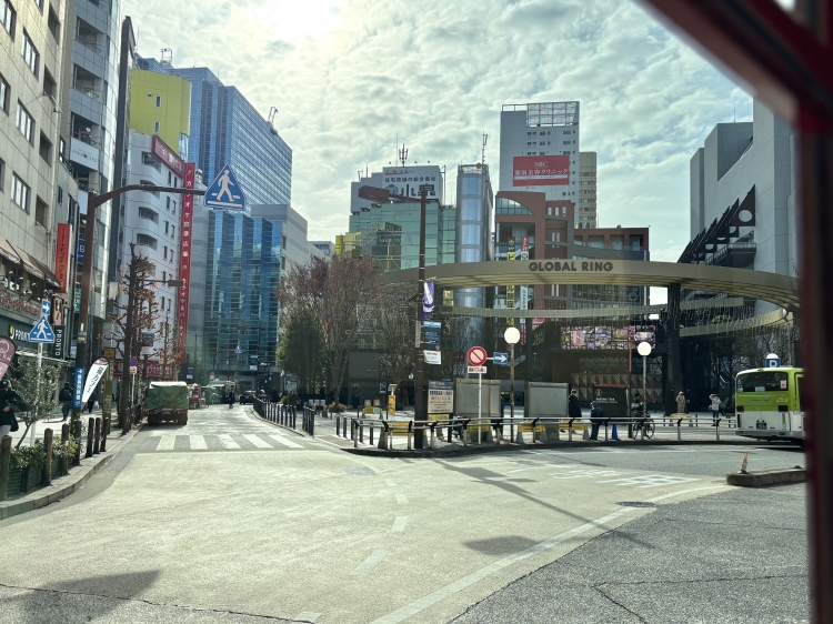 B 루트에서는 이케부쿠로 역 서쪽 출구를 빙빙 돌면