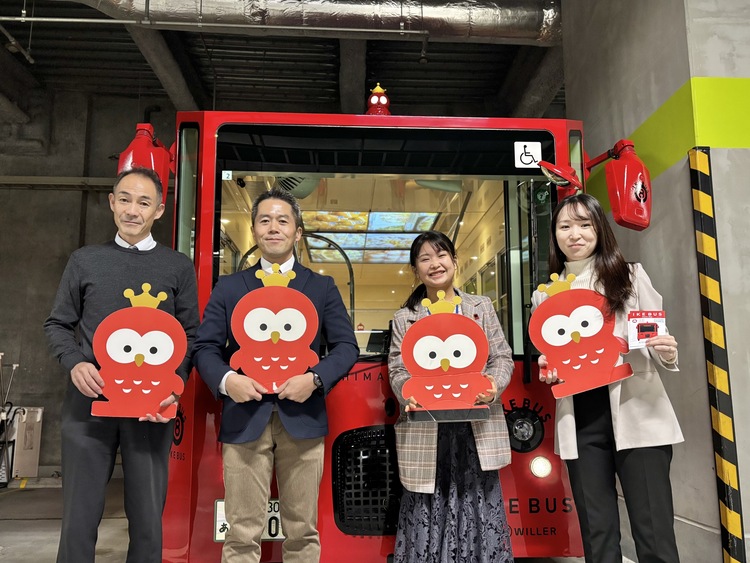 사진 왼쪽에서, WILLER EXPRESS 이케부쿠로 영업소 소장의 사사키씨, 이케부쿠로 동쪽 출입구 관광 안내소 소장의 호리우치씨, 도시마구 도시 정비부의 야마모토씨, WILLER EXPRESS 홍보의 다케우치씨