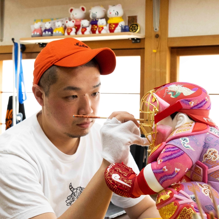 선명한 색조로 표현되는 포수를 모티브로 한 하카타 인형