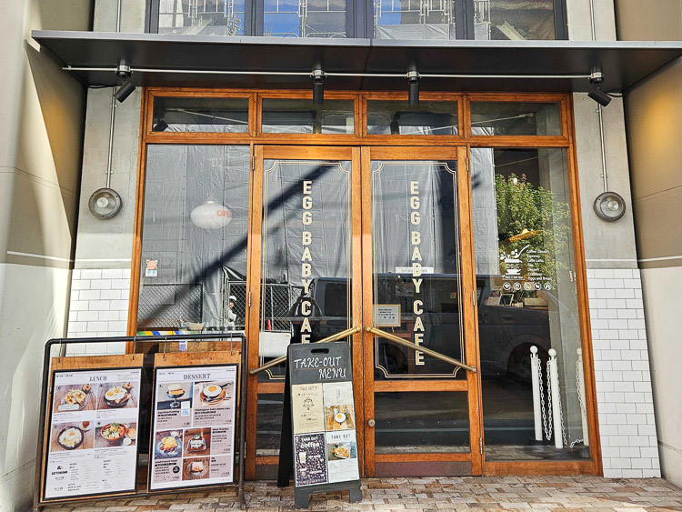 큰 유리창으로부터 점내의 모습을 엿볼 수 있다