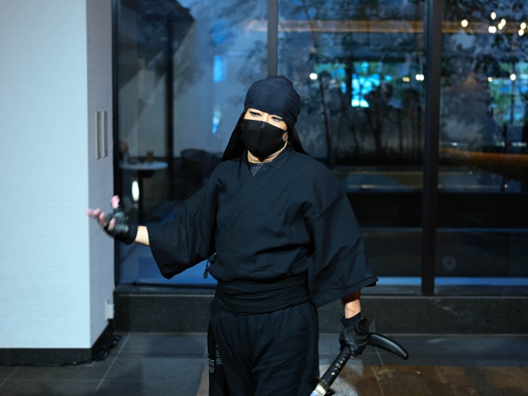 닌자 쇼 이벤트의 연출 · 출연을 담당하는 토모에 쥬쥬 씨
