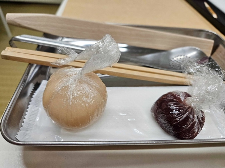 시로겐을 사용한 백안(왼쪽), 국산 팥을 사용한 고시안(오른쪽)