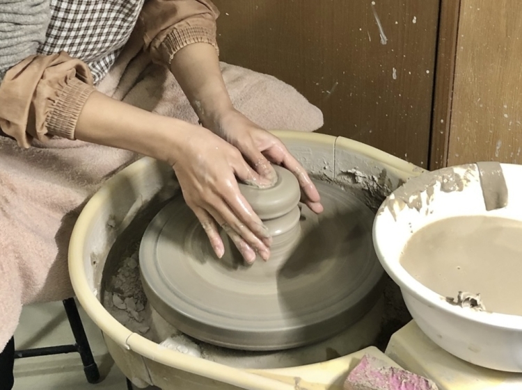 전동 로쿠로를 사용한 도예 체험의 모습