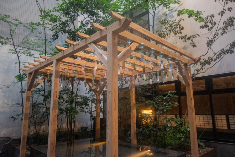 水盤を囲むように建つやぐらに連なる100個の風鈴