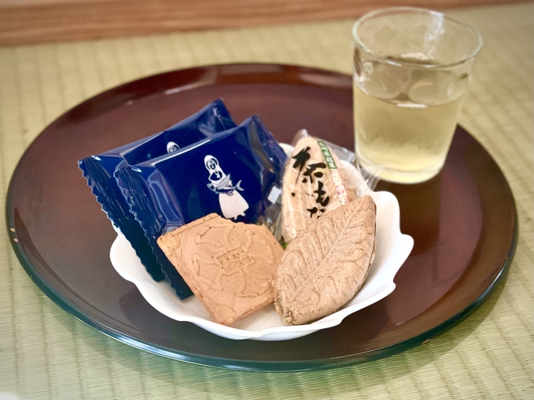 “아고다시 크루즈”(사진 왼쪽)와 사세보시 세치하라마치의 차를 사용한 황실 헌상 “차 모나카”(사진 오른쪽)