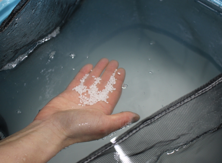 충분한 복류수에 술쌀을 담그고 흡수시키는 공정