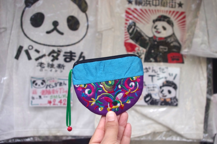 민족 자수가 새겨진 새틴 원단 파우치