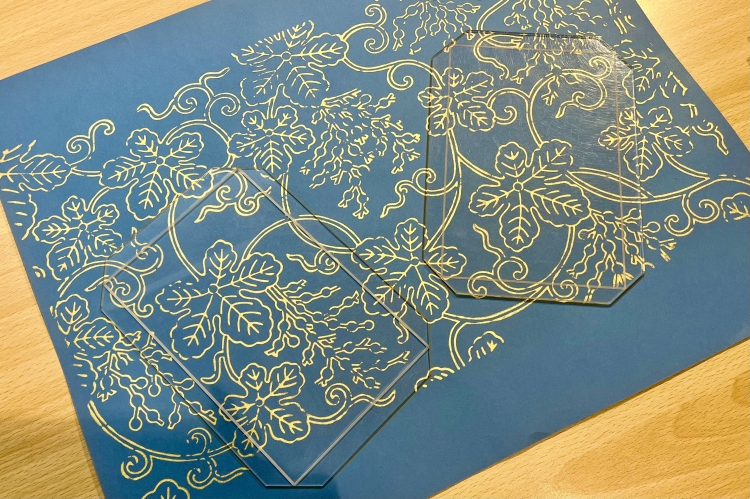 테두리에 맞추어 고슈인장의 표지가 되는 부분을 잘라내는 작업