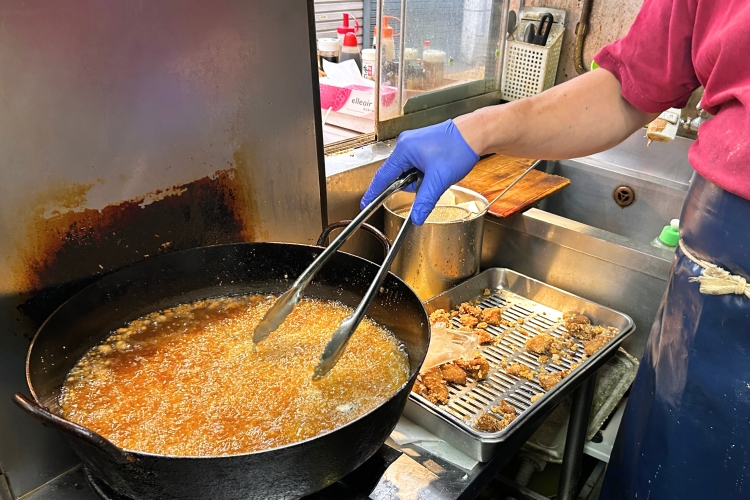 인기있는 총채는 매장에서 갓 튀겨 먹을 수 있습니다.