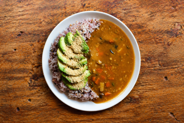 모두가 음식을 즐길 수 있는 거리에. 마음과 몸을 채우는 사려 깊은 채식 요리