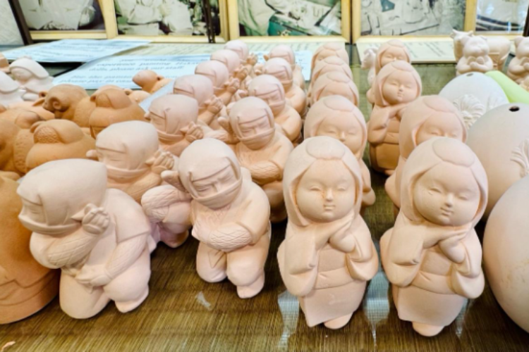 야키 인형에 생명을 불어 넣는 「하카타 인형 회관 마츠즈키도」의 그림 체험