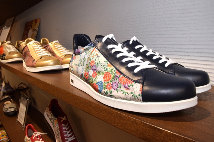 기모노 무늬와 가죽 색상으로 인상이 다릅니다.