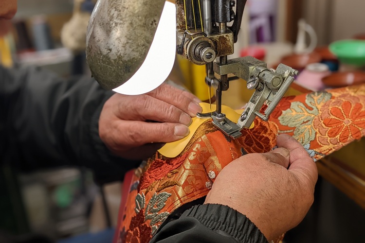 보강된 기모노를 중저에 고정시키는 봉제 공정. 처짐이 생기지 않도록 신중하게 작업