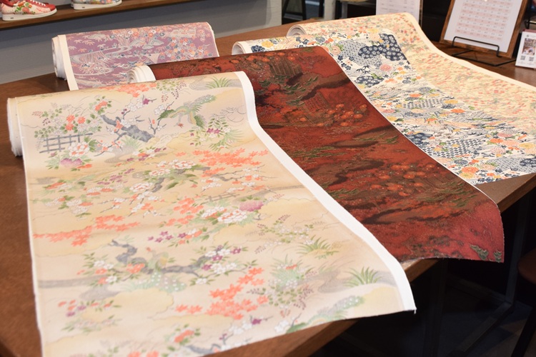 반물로 되돌린 기모노. 폐기품이었다고는 생각되지 않을 정도로 아름다운