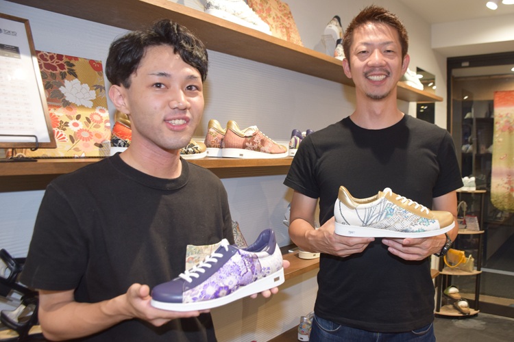 고바야시 료 (코바야시 료) 점장 (왼쪽)과 카와무라 씨 (오른쪽)