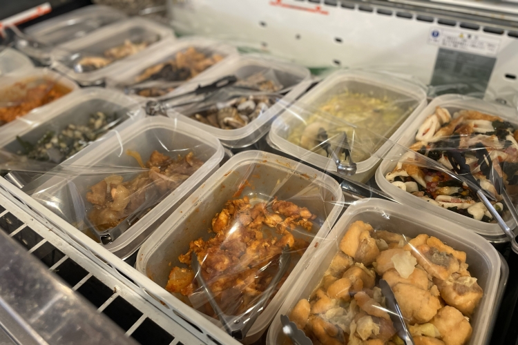 자랑의 해산물을 사용한 「해물 남만 절임」이나 「송어의 토마토 조림」등의 반찬이 늘어선