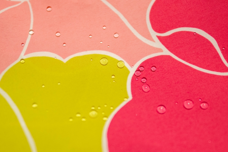 물을 뿌려도 스며들지 않는 발수 가공이 된 보자기