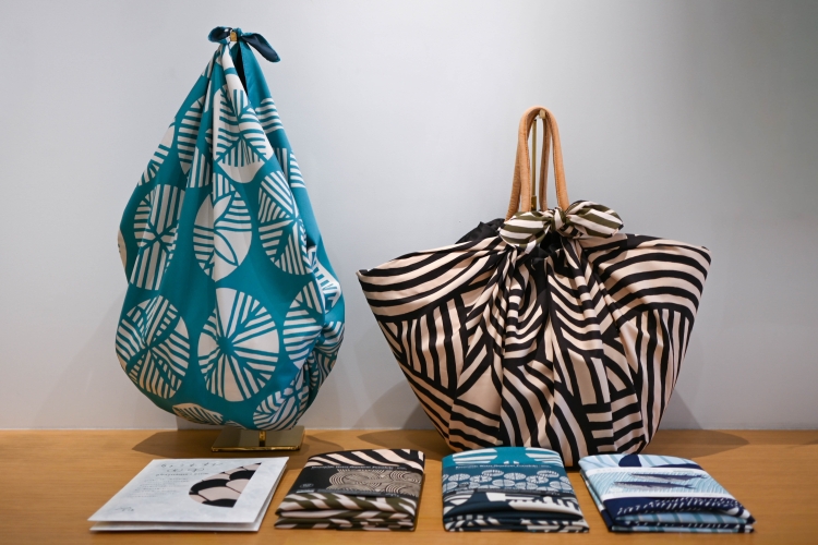 묶는 방법에 따라 몇 가지 형태를 바꾸는 보자기