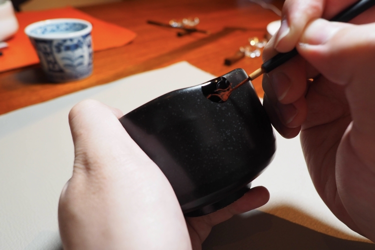 판자 옻칠로 오리지널 패턴을 그린다