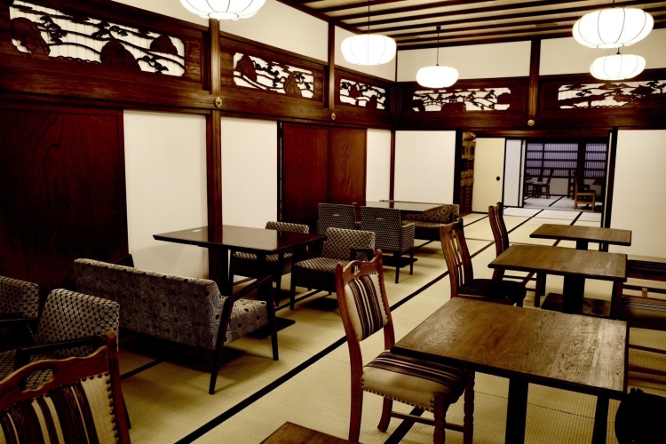 세련된 가구가 아름답고 개방감이 있는 실내