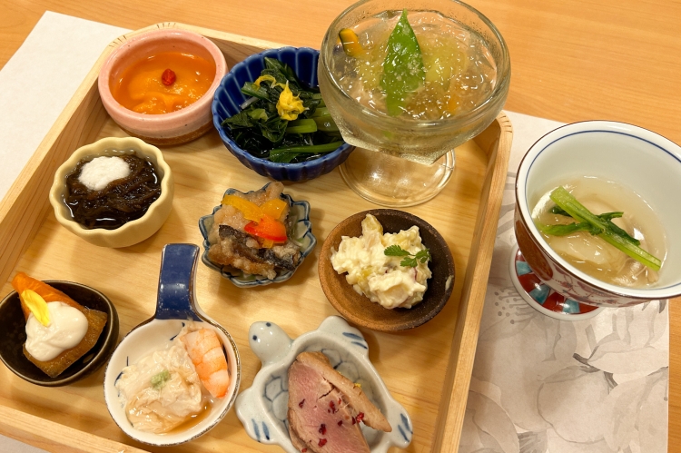 「계절 야채의 샐러드 완성」등 계절을 느끼는 화분이 늘어선 8치수(전채)