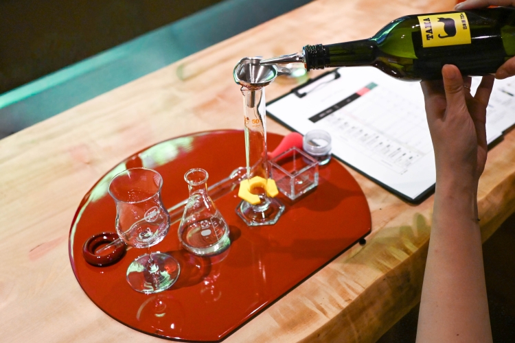 비커나 암 실린더를 이용하여 2~4종류의 일본술을 혼합하는 모습