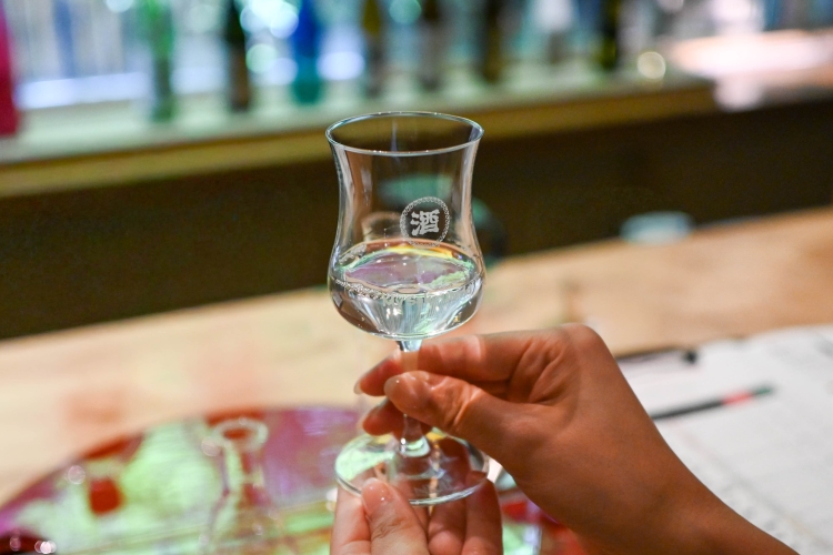 블렌드를 마치고 완성한 한잔은 그 자리에서 천천히 맛볼 수 있다