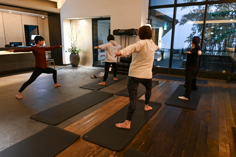 천천히 몸을 각성시켜 나가는 움직임이 중심이므로, 첫 분이라도 무리없이 참가 가능