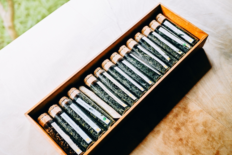 「아사츠유」나 「야부키타」 등 10여 가지 종류의 차잎 중에서 선택