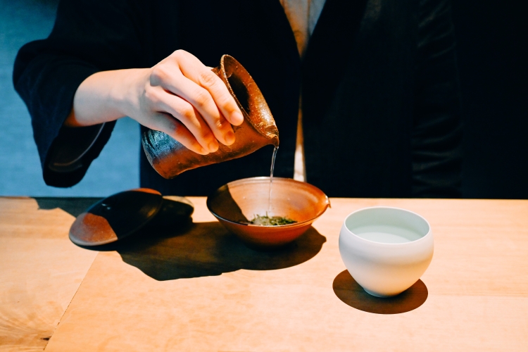 눈앞에서 차를 끓이는 현무의 모습