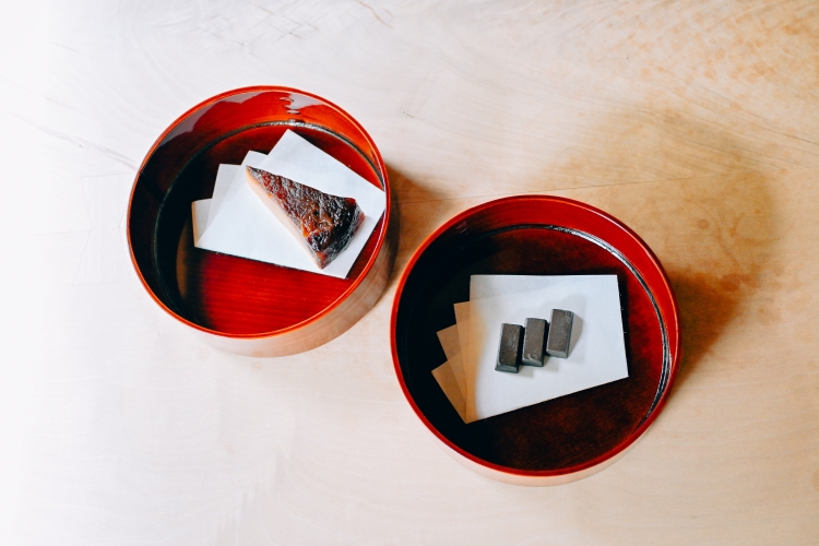 비건 타르트 타탄 (왼쪽)과 유기농 카카오 (오른쪽)