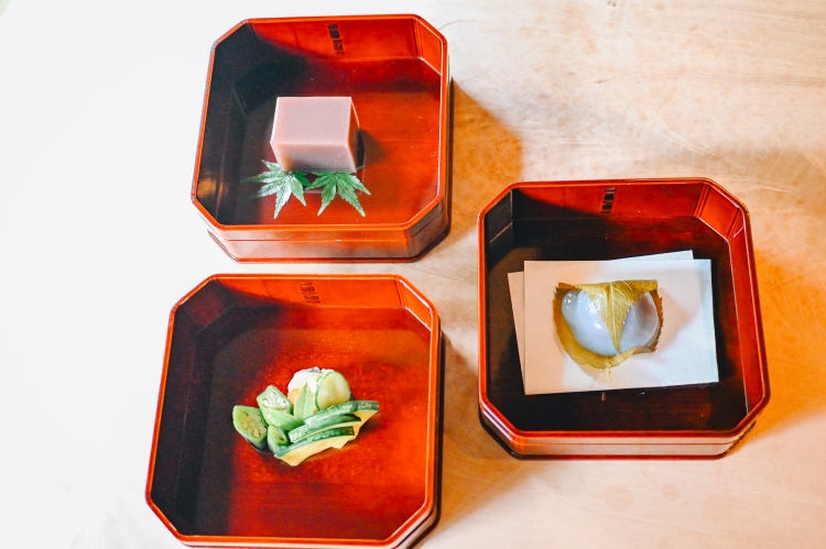 왼쪽 위에서 시계 방향으로 교토의 장인이 만드는 계절의 조생 과자 2종, 교토의 야채를 이용한 무첨가 절임