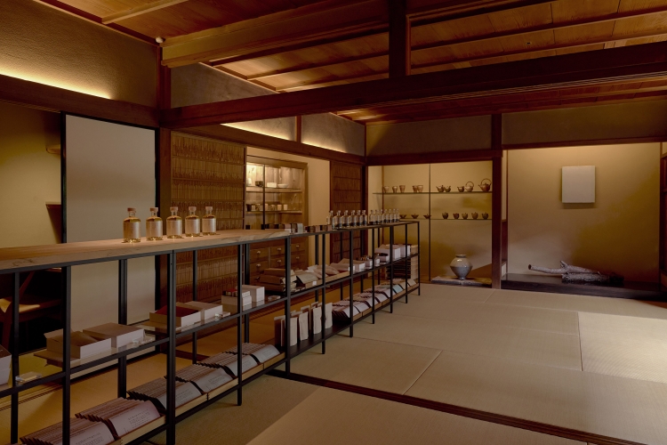 가게에서는 급수나 탕 차가움 등의 다기를 구입할 수 있다 photograph by Yusuke Nishibe