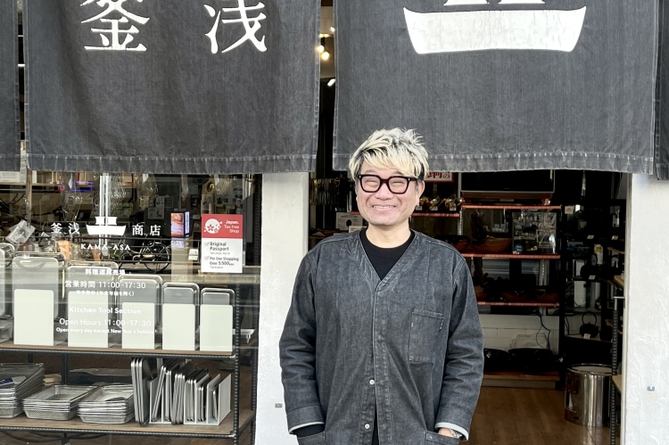 「가마아사 상점」의 4대째, 구마자와 대표. 노포의 따뜻함을 지키면서 차대를 향한 개혁을 추진한다