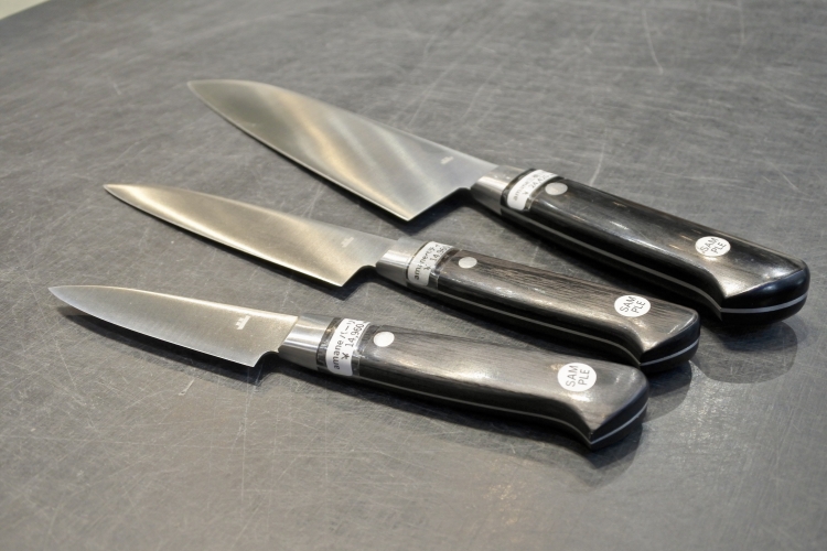 「가마아사 상점」오리지날의 부엌칼. 무늬의 형상 등 세부까지 고집해 디자인되고 있다