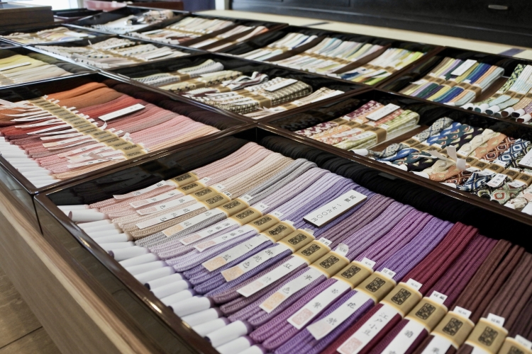 좁고 늘어선 띠 조임. 수작업으로 염색하고 조립 된 끈이 생생한 그라데이션을 그립니다.