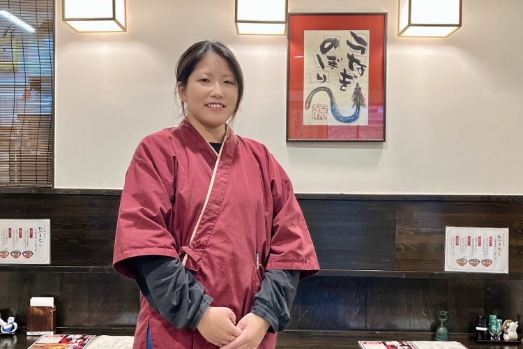 「남녀 남녀 불문하고, 부담없이 장어를 즐기면 좋겠다.」라고 말하는 시노쿠라씨