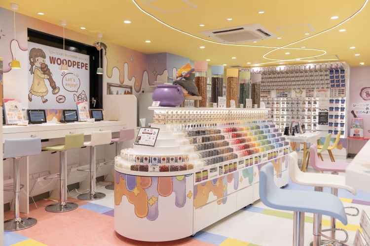 배를 모티브로 한 큰 선반에 60종류 이상의 실링 왁스가 갖추어져 있다