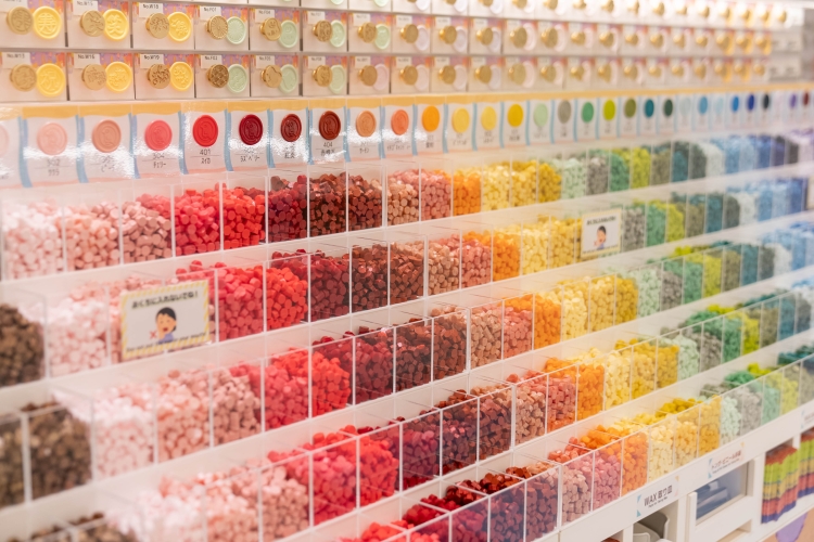 밝은 느낌을 주는 다채로운 천장 왁스