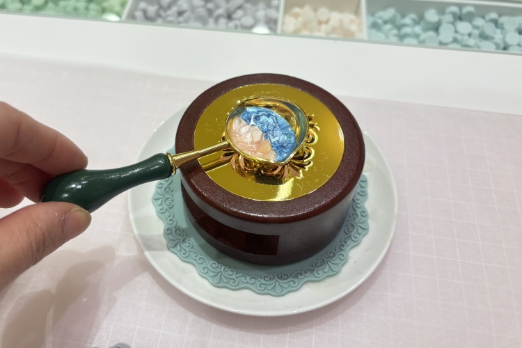 음료를 한 손에 천천히 제작 체험을 할 수 있다