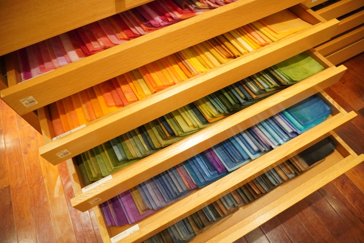 여러 색을 섞어 염색한 화려한 "전구 첩지(텐구죠시)"