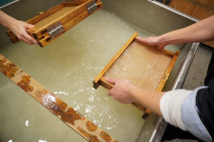 싱크대 볶음 과정의 일부. 원료가 섞인 물을 깊게 펌핑 섬유를 얽힌다