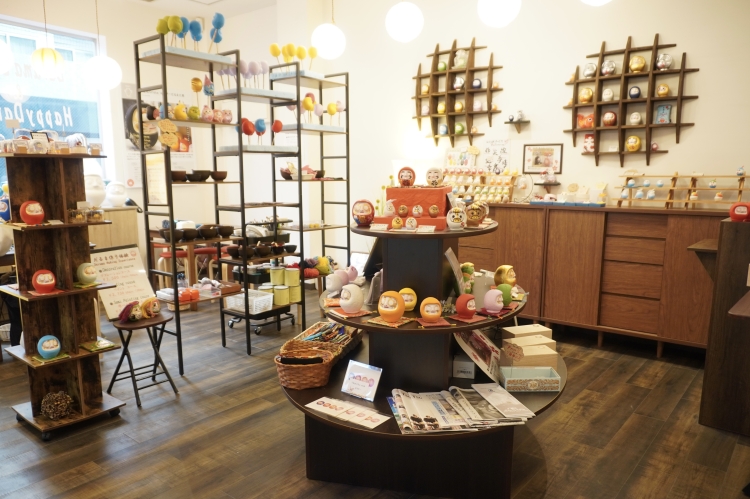 가게 안에는 여러 가지 빛깔의 귀여운 다루마가 늘어서 있다