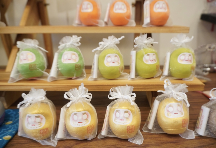 오미쿠지가 곁들여진 「마메하피」시리즈의 달마