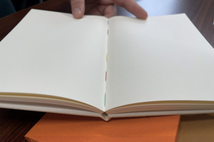 6색의 실을 사용하는 「booco」만이 가능한 궁리가 보이는 「실 실 철자」